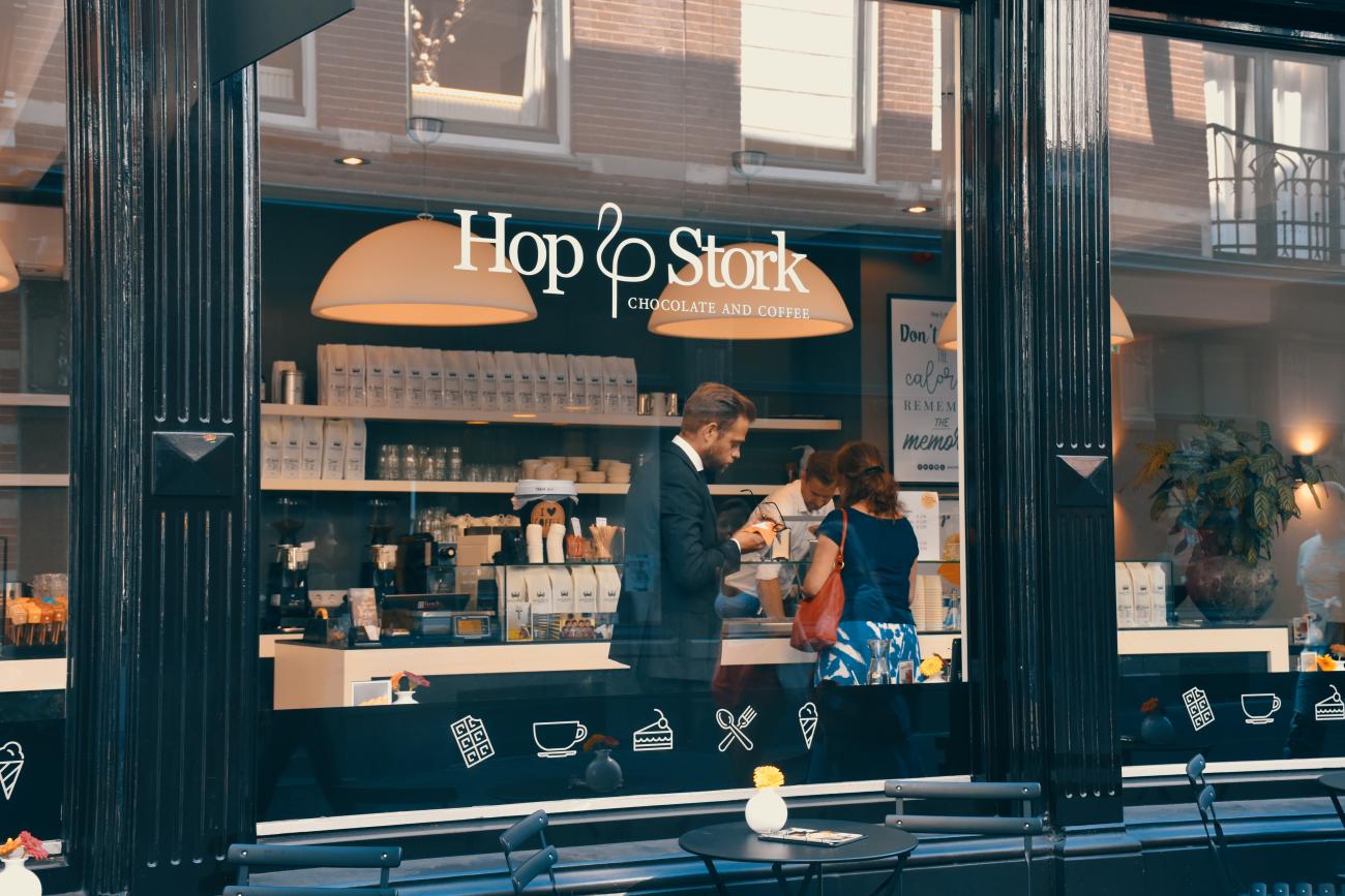 Winkel met logosticker op het raam – Opvallen dankzij marketing tips voor horeca van Van Geloven.