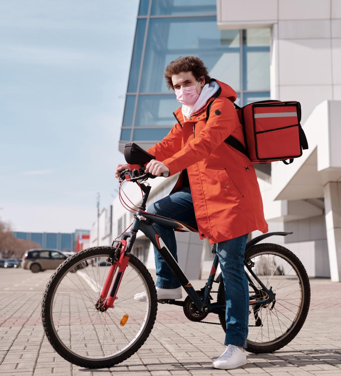 Man op fiets met afhaaltas – Van Geloven geeft tips over je afhaalmenu