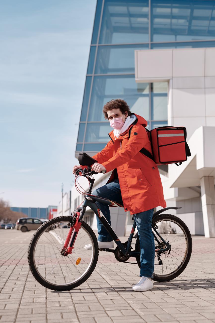 Livreur à vélo avec sac à dos thermique – Les conseils de Van Geloven pour préparer votre menu à enlever