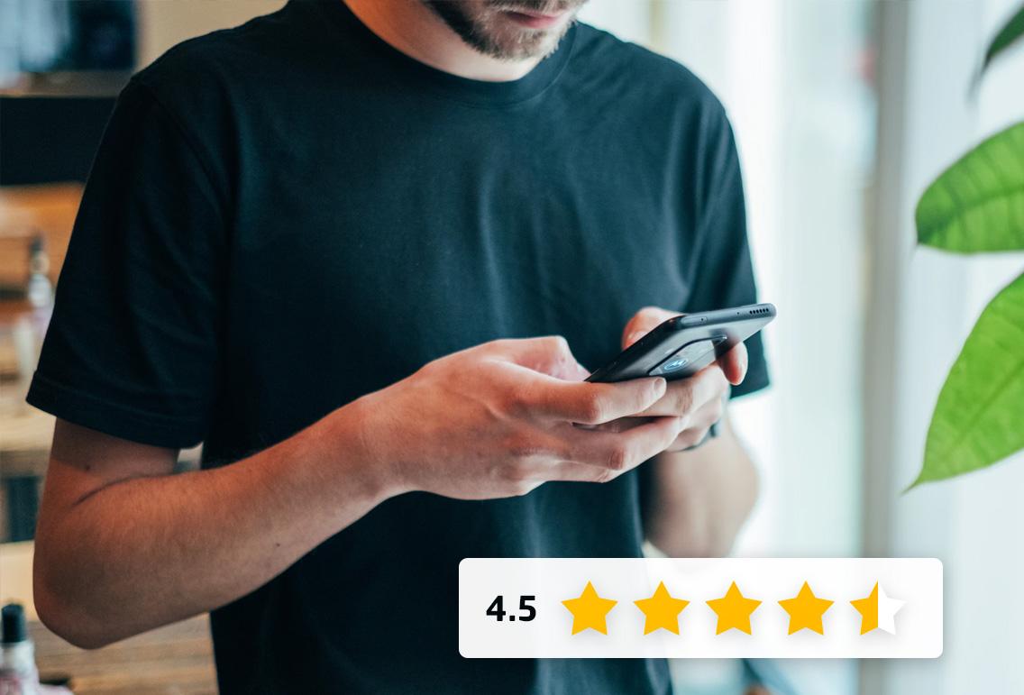 een klant schrijft een online review voor een restaurant I Van Geloven