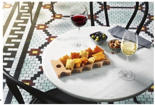 Incitation à l'achat avec de mini-snacks – Table en terrasse avec vin