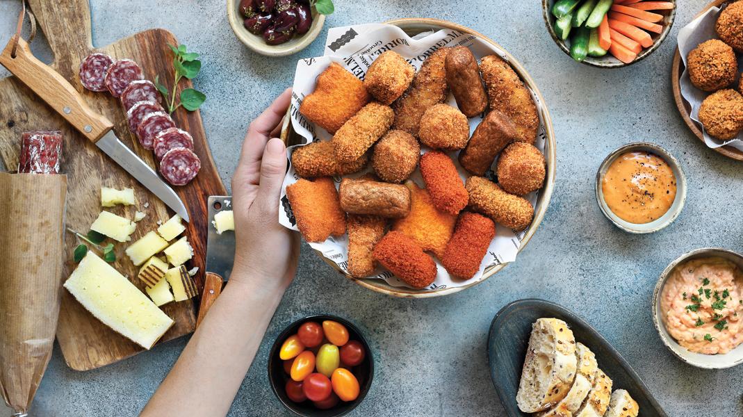 Bouchées Nacho Cheese & Souflesse Mini Assorti sur une planche apéritive de prestige 