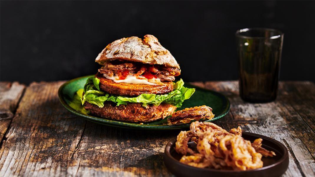 Burger met skinny uienringen recept voor horeca & frituur