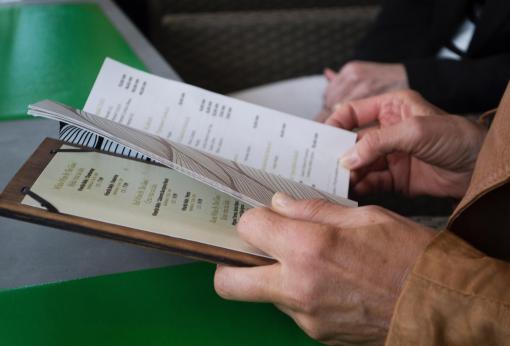 Man leest papieren menu