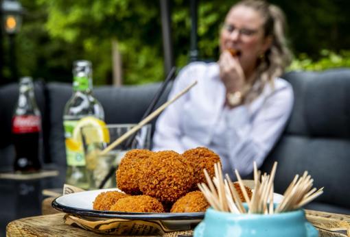 Vrouw eet bitterbal