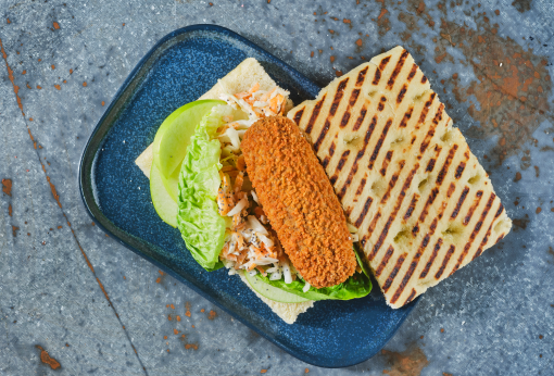 Focaccia estivale, croquette de bœuf et salade de chou