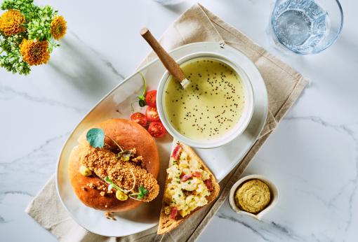 Lunch brioché à la croquette de bœuf, soupe et toast aux œufs et lardons