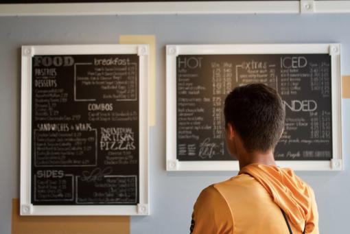 Man bekijkt menu – Van Geloven geeft tips over allergenen in de horeca
