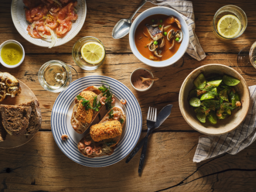 De Bourgondiër garnalenkroketten op rustiek brood met Mediterrane bijgerechten