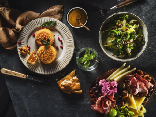 Culinaire borrelplank met knapperige De Bourgondiër kaaskroketjes