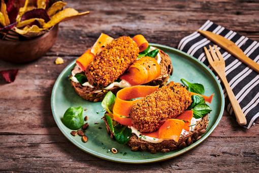 Heerlijk donker brood met een Vega croquet en truffel-mayo 