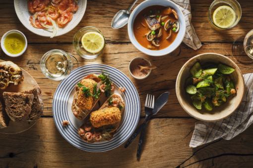 De Bourgondiër garnalenkroketten op rustiek brood met Mediterrane bijgerechten