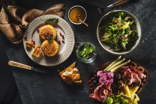 Culinaire borrelplank met knapperige De Bourgondiër kaaskroketjes