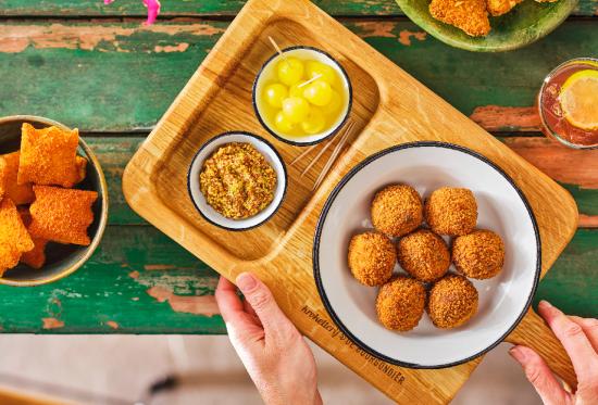 Presenteer snacks op een borrelplank I Ideeën voor horeca