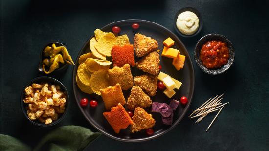 Nacho Cheese bites & Souflesse Mini Assorti op luxe borrelplank