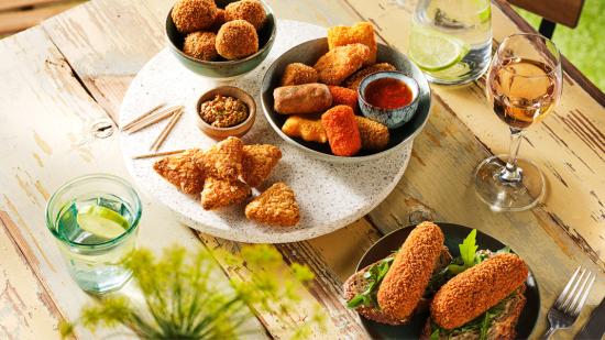 Nacho Cheese bites & Souflesse Mini Assorti op luxe borrelplank