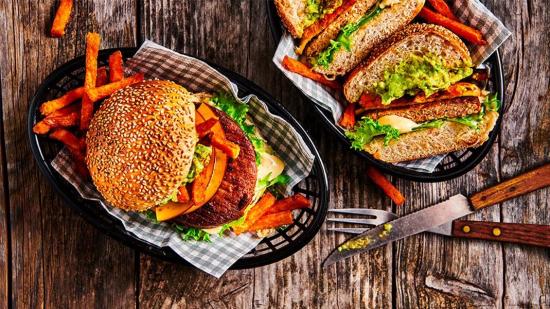 Smokey avo-cheeseburger recept voor horeca & frituur