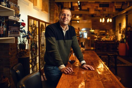 L'œnologue Bowy Aartsen de Wijnkoperij Van Bilsen